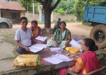Jamshedpur rural SIR campaign- बहरागोड़ा के मधुआबेड़ा में एसआईआर अभियान के तहत घर-घर पहुंच रहे बीएलओ, इन्यूमरेशन फॉर्म भरकर निर्धारित समय के भीतर उपलब्ध कराने की अपील