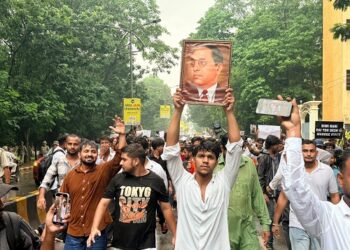 Jamshedpur students protest : जमशेदपुर में नीट पेपर लीक के विरोध में छात्रों का प्रदर्शन, परीक्षा व्यवस्था में सुधार की मांग Jamshedpur students protest : जमशेदपुर में नीट पेपर लीक के विरोध में छात्रों का प्रदर्शन, परीक्षा व्यवस्था में सुधार की मांग