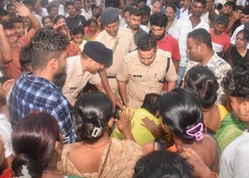 Jamshedpur bagbera hungama viral video : बागबेड़ा में सड़क जाम के दौरान हंगामा, डीएसपी का कथित थप्पड़ मारने का वीडियो वायरल, देखिए – video Jamshedpur bagbera hungama viral video : बागबेड़ा में सड़क जाम के दौरान हंगामा, डीएसपी का कथित थप्पड़ मारने का वीडियो वायरल, देखिए – video
