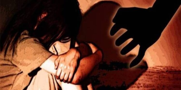 Jamshedpur rape : गोलमुरी में 13 साल की छात्रा के साथ कथित दुष्कर्म का मामला गरमाया, आरोपी को बचाने का पुलिस पर आरोप Jamshedpur rape : गोलमुरी में 13 साल की छात्रा के साथ कथित दुष्कर्म का मामला गरमाया, आरोपी को बचाने का पुलिस पर आरोप