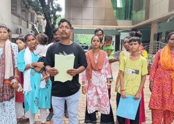 Jamshedpur public appeal – बिरसानगर निवासी पहुंचे सिटी एसपी के पास, परिवार की सुरक्षा और आरोपी की गिरफ्तारी की मांग को लेकर सौंपा ज्ञापन, देखिए – video Jamshedpur public appeal – बिरसानगर निवासी पहुंचे सिटी एसपी के पास, परिवार की सुरक्षा और आरोपी की गिरफ्तारी की मांग को लेकर सौंपा ज्ञापन, देखिए – video