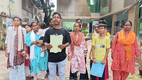 Jamshedpur public appeal – बिरसानगर निवासी पहुंचे सिटी एसपी के पास, परिवार की सुरक्षा और आरोपी की गिरफ्तारी की मांग को लेकर सौंपा ज्ञापन, देखिए – video Jamshedpur public appeal – बिरसानगर निवासी पहुंचे सिटी एसपी के पास, परिवार की सुरक्षा और आरोपी की गिरफ्तारी की मांग को लेकर सौंपा ज्ञापन, देखिए – video