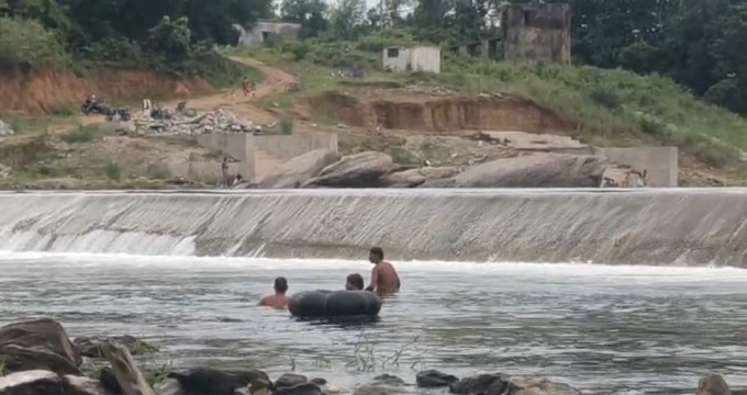 Adityapur drowning – आदित्यपुर के आसंगी चेक डैम में नहाने के दौरान दो बच्चे डूबे, एक की मौत, दूसरे की तलाश जारी Adityapur drowning – आदित्यपुर के आसंगी चेक डैम में नहाने के दौरान दो बच्चे डूबे, एक की मौत, दूसरे की तलाश जारी