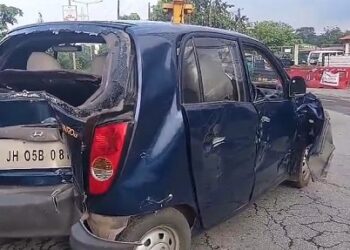 Jamshedpur accident : बिष्टुपुर में तेज रफ्तार ट्रक की टक्कर से कार डिवाइडर के बीचों-बीच चढ़ी, ट्रक चालक वाहन छोड़कर फरार, देखिए – video
