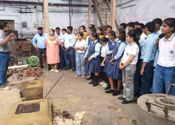 Jamshedpur nml : विज्ञान ज्योति स्कूल के छात्रों और शिक्षकों का सीएसआइआर-एनएमएल दौरा, बच्चों में वैज्ञानिक जागरुकता बढ़ाने की कोशिश Jamshedpur nml : विज्ञान ज्योति स्कूल के छात्रों और शिक्षकों का सीएसआइआर-एनएमएल दौरा, बच्चों में वैज्ञानिक जागरुकता बढ़ाने की कोशिश