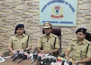 Jamshedpur bistupur dd bar : बिष्टुपुर डीडी बार में कातिलाना हमला करने के मामले में तीन नाबालिग गिरफ्तार, पहले से पकड़े गये दो लोग को रिमांड पर लिया, देखिए – video