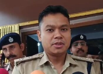 Saraikela new sp in action – सरायकेला के नवनियुक्त एसपी ने पदभार संभालते ही अपराधियों के खिलाफ जीरो टॉलरेंस की नीति अपनाने का दिया संदेश, आदित्यपुर थाना में हिमांशु सिंह हत्याकांड को लेकर की समीक्षा बैठक