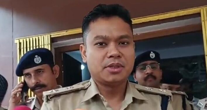 Saraikela new sp in action – सरायकेला के नवनियुक्त एसपी ने पदभार संभालते ही अपराधियों के खिलाफ जीरो टॉलरेंस की नीति अपनाने का दिया संदेश, आदित्यपुर थाना में हिमांशु सिंह हत्याकांड को लेकर की समीक्षा बैठक Saraikela new sp in action – सरायकेला के नवनियुक्त एसपी ने पदभार संभालते ही अपराधियों के खिलाफ जीरो टॉलरेंस की नीति अपनाने का दिया संदेश, आदित्यपुर थाना में हिमांशु सिंह हत्याकांड को लेकर की समीक्षा बैठक