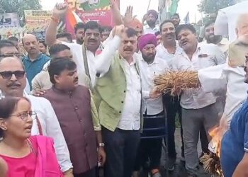 Jamshedpur congress protest : साकची गोलचक्कर पर कांग्रेसियों ने मोदी सरकार का किया पुतला दहन, प्रतिपक्ष नेता राहुल गांधी को बर्बरता पूर्ण तरीके से हिरासत में लिए जाने के खिलाफ विरोध Jamshedpur congress protest : साकची गोलचक्कर पर कांग्रेसियों ने मोदी सरकार का किया पुतला दहन, प्रतिपक्ष नेता राहुल गांधी को बर्बरता पूर्ण तरीके से हिरासत में लिए जाने के खिलाफ विरोध