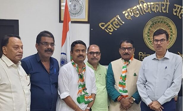 Jamshedpur congress : कांग्रेस पार्टी का एक उच्च स्तरीय प्रतिनिधिमंडल उपायुक्त से मिला, एसआइआर प्रक्रिया को तेज करने की मांग