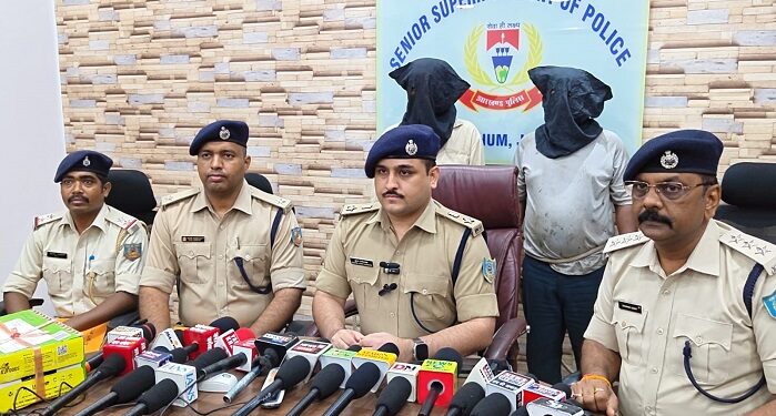 Jamshedpur police action – जमशेदपुर गैंगरेप मामले में दो ड्राइवर गिरफ्तार, शराब के नशे में महिला से की थी रेप व मारपीट, देखिए – video Jamshedpur police action – जमशेदपुर गैंगरेप मामले में दो ड्राइवर गिरफ्तार, शराब के नशे में महिला से की थी रेप व मारपीट, देखिए – video