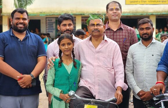 Jamshedpur jugsalai mla : जुगसलाई विधायक मंगल कालिंदी ने स्कूली बच्चों को दी साइकिल, उन्नति का पहिया योजना का मिला लाभ Jamshedpur jugsalai mla : जुगसलाई विधायक मंगल कालिंदी ने स्कूली बच्चों को दी साइकिल, उन्नति का पहिया योजना का मिला लाभ