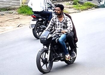 Jamshedpur snatching : सीतारामडेरा में ट्यूशन से लौट रहे छात्र से दिनदहाड़े मोबाइल छीनकर फरार हुए बदमाश