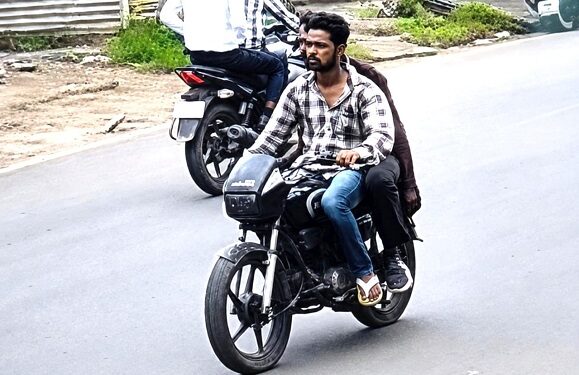 Jamshedpur snatching : सीतारामडेरा में ट्यूशन से लौट रहे छात्र से दिनदहाड़े मोबाइल छीनकर फरार हुए बदमाश