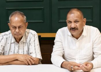 Jamshedpur incab industries issue : बंद पड़ी केबुल कंपनी के कर्मचारियों के एकाउंट में कंपनी ने भेजे एक-एक रुपये, कर्मचारियों का मन बेचैन, कर्मचारी हित में आगे आये सामाजिक कार्यकर्ता शिवशंकर सिंह, वेदांता को दी यह नसीहत, देखिये – video
