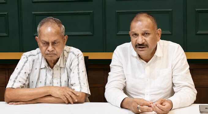 Jamshedpur incab industries issue : बंद पड़ी केबुल कंपनी के कर्मचारियों के एकाउंट में कंपनी ने भेजे एक-एक रुपये, कर्मचारियों का मन बेचैन, कर्मचारी हित में आगे आये सामाजिक कार्यकर्ता शिवशंकर सिंह, वेदांता को दी यह नसीहत, देखिये – video Jamshedpur incab industries issue : बंद पड़ी केबुल कंपनी के कर्मचारियों के एकाउंट में कंपनी ने भेजे एक-एक रुपये, कर्मचारियों का मन बेचैन, कर्मचारी हित में आगे आये सामाजिक कार्यकर्ता शिवशंकर सिंह, वेदांता को दी यह नसीहत, देखिये – video