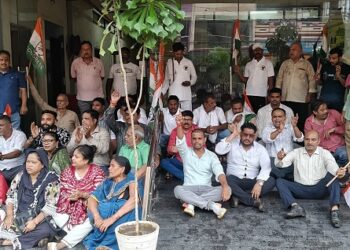 Jamshedpur congress : जुगसलाई कांग्रेस ने किया नगर परिषद कार्यालय का घेराव, 24 घंटे में कार्रवाई का दिया आश्वासन Jamshedpur congress : जुगसलाई कांग्रेस ने किया नगर परिषद कार्यालय का घेराव, 24 घंटे में कार्रवाई का दिया आश्वासन