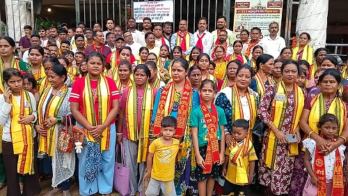 Jamshedpur devotees : बागबेड़ा से साईंबाबा के दर्शन के लिए 217 श्रद्धालुओं का जत्था शिरडी रवाना, जुगसलाई विधायक ने अंग वस्त्र भेंट कर की मंगल यात्रा की कामना Jamshedpur devotees : बागबेड़ा से साईंबाबा के दर्शन के लिए 217 श्रद्धालुओं का जत्था शिरडी रवाना, जुगसलाई विधायक ने अंग वस्त्र भेंट कर की मंगल यात्रा की कामना