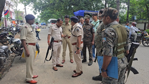 Jharkhand big incident : झारखंड में बड़ी घटना, एसपी आवास के सामने पुलिस जवान ने प्राइवेट सुरक्षा गार्ड को गोली मारकर मौत के घाट उतारा Jharkhand big incident : झारखंड में बड़ी घटना, एसपी आवास के सामने पुलिस जवान ने प्राइवेट सुरक्षा गार्ड को गोली मारकर मौत के घाट उतारा