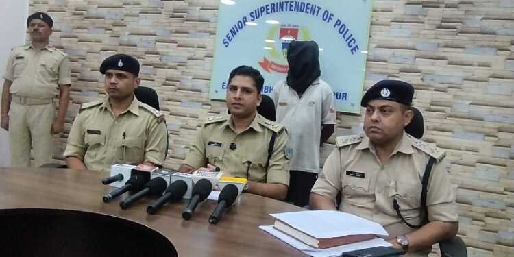 Jamshedpur jugsalai firing : जुगसलाई में कपड़ा कारोबारी पर फायरिंग के मामले में दो माह बाद एक फरार आरोपी धराया, इसी मामले में पहले कई अपराधी जेल जा चुके है Jamshedpur jugsalai firing : जुगसलाई में कपड़ा कारोबारी पर फायरिंग के मामले में दो माह बाद एक फरार आरोपी धराया, इसी मामले में पहले कई अपराधी जेल जा चुके है
