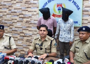 Jamshedpur rural police success : डुमरिया में साइबर गैंग का भंडाफोड़, दो अपराधी गिरफ्तार, एनसीसीआरपी पोर्टल के प्रतिबिंब ऐप के माध्यम से पंजाब के व्यक्ति को बनाया निशाना, देखिए – video Jamshedpur rural police success : डुमरिया में साइबर गैंग का भंडाफोड़, दो अपराधी गिरफ्तार, एनसीसीआरपी पोर्टल के प्रतिबिंब ऐप के माध्यम से पंजाब के व्यक्ति को बनाया निशाना, देखिए – video