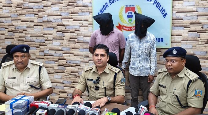 Jamshedpur rural police success : डुमरिया में साइबर गैंग का भंडाफोड़, दो अपराधी गिरफ्तार, एनसीसीआरपी पोर्टल के प्रतिबिंब ऐप के माध्यम से पंजाब के व्यक्ति को बनाया निशाना, देखिए – video