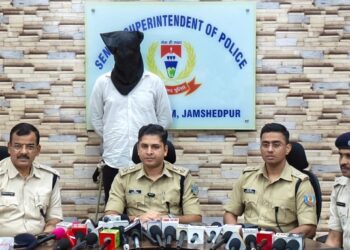Jamshedpur dd bar case – बिष्टुपुर डीडी बार हत्याकांड का मुख्य आरोपी भेजा गया जेल, चापड़ बरामद Jamshedpur dd bar case – बिष्टुपुर डीडी बार हत्याकांड का मुख्य आरोपी भेजा गया जेल, चापड़ बरामद