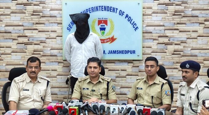 Jamshedpur dd bar case – बिष्टुपुर डीडी बार हत्याकांड का मुख्य आरोपी भेजा गया जेल, चापड़ बरामद