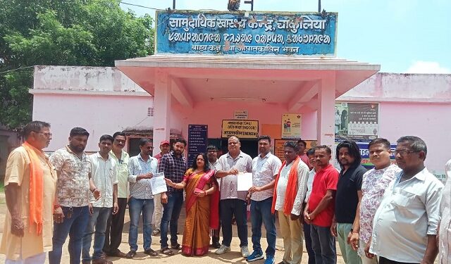 Jamshedpur rural bjp – चाकुलिया भाजपा मंडल कमेटी ने सीएचसी प्रभारी के नाम सौंपा ज्ञापन, स्वास्थ्य व्यवस्था में सुधार करने की मांग