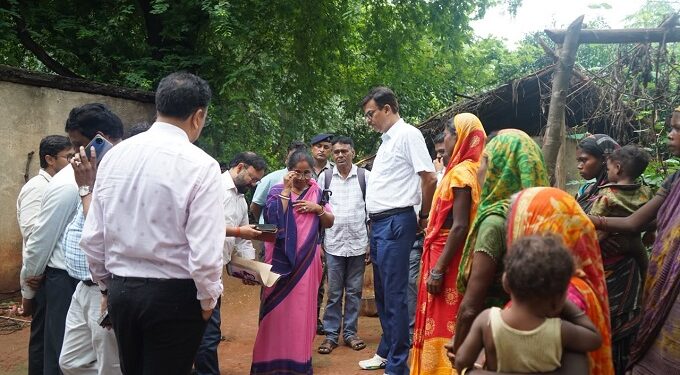 Jamshedpur SIR : जमशेदपुर के उपायुक्त ने चाकुलिया में एसआइआर 2026 कार्यों का लिया जायजा, मतदाताओं से गणना प्रपत्र भरने की अपील Jamshedpur SIR : जमशेदपुर के उपायुक्त ने चाकुलिया में एसआइआर 2026 कार्यों का लिया जायजा, मतदाताओं से गणना प्रपत्र भरने की अपील
