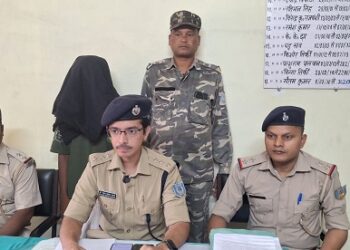 West singhbhum police action : कराईकेला बाजार में अवैध हथियार के साथ युवक गिरफ्तार, देसी कट्टा व बाइक बरामद, देखिए – video