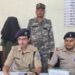 West singhbhum police action : कराईकेला बाजार में अवैध हथियार के साथ युवक गिरफ्तार, देसी कट्टा व बाइक बरामद, देखिए – video