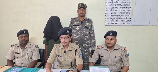 West singhbhum police action : कराईकेला बाजार में अवैध हथियार के साथ युवक गिरफ्तार, देसी कट्टा व बाइक बरामद, देखिए – video West singhbhum police action : कराईकेला बाजार में अवैध हथियार के साथ युवक गिरफ्तार, देसी कट्टा व बाइक बरामद, देखिए – video