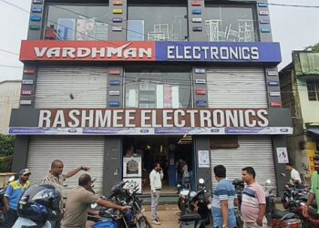 West singhbhum theft : चक्रधरपुर में वेंटिलेटर से घुसे शातिर चोर, मिनटों में समेट ले गए लाखों के मोबाइल और लैपटॉप