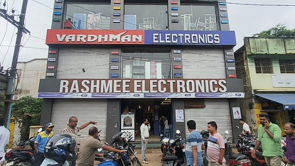 West singhbhum theft : चक्रधरपुर में वेंटिलेटर से घुसे शातिर चोर, मिनटों में समेट ले गए लाखों के मोबाइल और लैपटॉप West singhbhum theft : चक्रधरपुर में वेंटिलेटर से घुसे शातिर चोर, मिनटों में समेट ले गए लाखों के मोबाइल और लैपटॉप