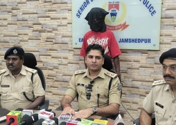 Jamshedpur police action – टेल्को में चेन छिनतई मामले एक एक अपराधी गिरफ्तार, दूसरे की तलाश जारी, चेन बरामद, देखिए – video Jamshedpur police action – टेल्को में चेन छिनतई मामले एक एक अपराधी गिरफ्तार, दूसरे की तलाश जारी, चेन बरामद, देखिए – video
