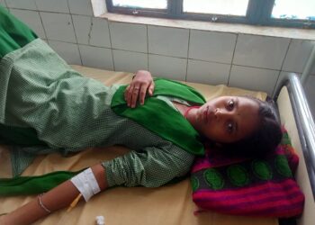 Jamshedpur rural student fainted : चाकुलिया के बेंद विद्यालय की छात्रा हुई बेहोश, अस्पताल में भर्ती Jamshedpur rural student fainted : चाकुलिया के बेंद विद्यालय की छात्रा हुई बेहोश, अस्पताल में भर्ती