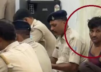Adityapur police raid : नशे के कारोबार पर आदित्यपुर पुलिस का बड़ा प्रहार, फरार आरोपियों की तलाश में ताबड़तोड़ छापेमारी, कई हिरासत में, भारी मात्रा में नकद बरामद, देखिए – video