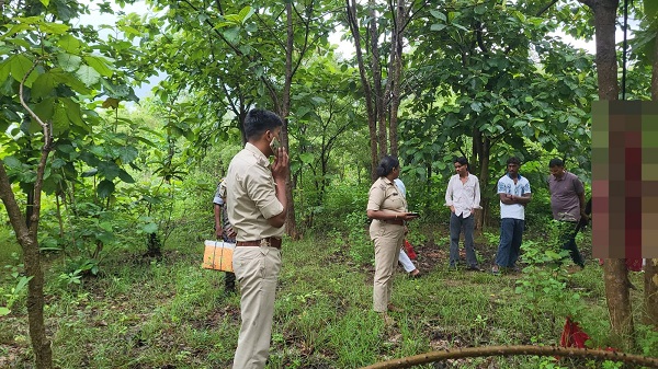 Jamshedpur border area body found – कपाली जंगल में पेड़ से लटका मिला अज्ञात महिला का शव, सनसनी Jamshedpur border area body found – कपाली जंगल में पेड़ से लटका मिला अज्ञात महिला का शव, सनसनी