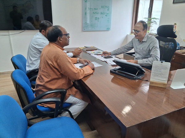 Jamshedpur jdu : गोलमुरी में सड़क दुर्घटनाओं की रोकथाम के लिए जदयू ने टाटा स्टील यूआइएसएल के जीएम को सौंपा ज्ञापन