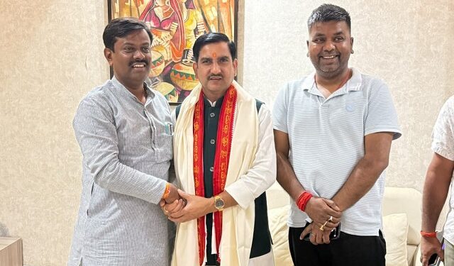Jharkhand visit of central minister : दो दिवसीय झारखंड प्रवास पर आए केंद्रीय राज्य मंत्री तोखन साहू से मिले भाजपा नेता दिनेश कुमार, किया स्वागत