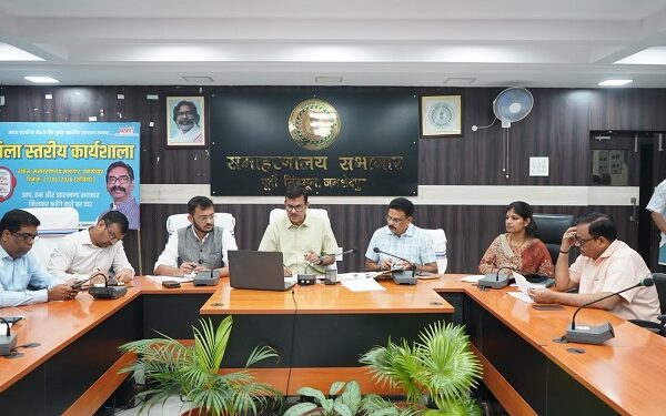 Jamshedpur SIR-2026 : जमशेदपुर में एसआइआर की समीक्षा बैठक में जिला निर्वाचन पदाधिकारी ने डिजिटाइजेशन एवं गणना प्रपत्र वितरण में तेजी लाने पर दिया बल, एबसेंट, शिफ्टेड, डेड व डुप्लीकेट पर मांगी जानकारी Jamshedpur SIR-2026 : जमशेदपुर में एसआइआर की समीक्षा बैठक में जिला निर्वाचन पदाधिकारी ने डिजिटाइजेशन एवं गणना प्रपत्र वितरण में तेजी लाने पर दिया बल, एबसेंट, शिफ्टेड, डेड व डुप्लीकेट पर मांगी जानकारी