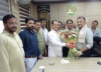 Adityapur nagar parishad ex vc : ​पुरेंद्र ने आदित्यपुर औद्योगिक क्षेत्र में जमीन की समस्या, जर्जर सड़कों पर जियाडा के रीजनल डायरेक्टर से की मुलाकात, जल्द काम शुरू होने का मिला आश्वासन