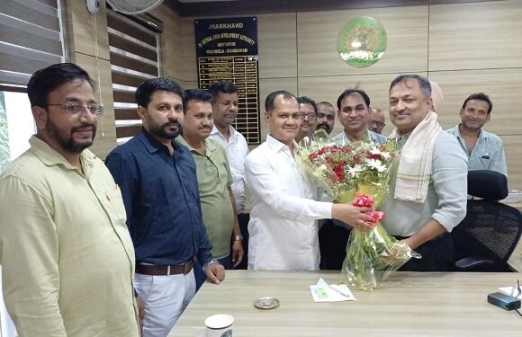Adityapur nagar parishad ex vc : ​पुरेंद्र ने आदित्यपुर औद्योगिक क्षेत्र में जमीन की समस्या, जर्जर सड़कों पर जियाडा के रीजनल डायरेक्टर से की मुलाकात, जल्द काम शुरू होने का मिला आश्वासन