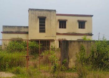 Jamshedpur rural – बहरागोड़ा का आयुष्मान आरोग्य मंदिर की स्थिति बदहला, गंदगी व झाड़ियों ने स्वास्थ्य व्यवस्था पर उठाये सवाल Jamshedpur rural – बहरागोड़ा का आयुष्मान आरोग्य मंदिर की स्थिति बदहला, गंदगी व झाड़ियों ने स्वास्थ्य व्यवस्था पर उठाये सवाल