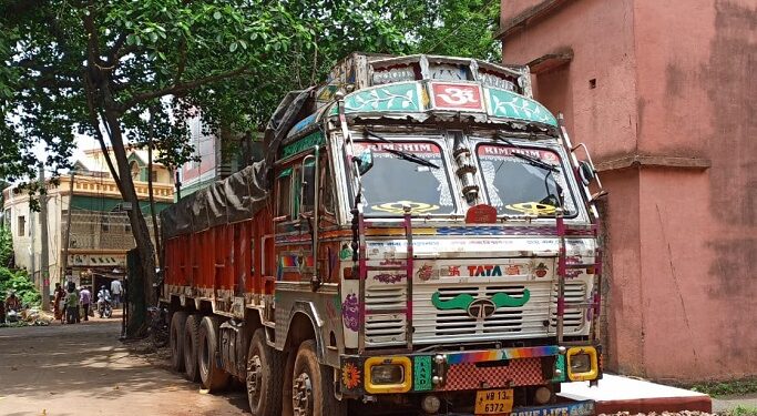 Jamshedpur rural – बहरागोड़ा में अवैध बालू लदा ट्रक जब्त, बालू माफियाओं में हड़कंप Jamshedpur rural – बहरागोड़ा में अवैध बालू लदा ट्रक जब्त, बालू माफियाओं में हड़कंप