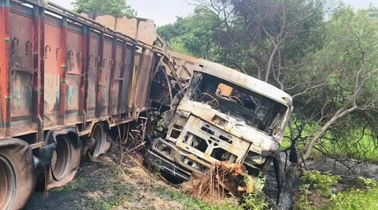 Saraikela nh accident : राजनगर-चाईबासा मार्ग पर हाइवा और ट्रेलर की टक्कर के बाद लगी आग, जलकर दोनों चालक की मौत Saraikela nh accident : राजनगर-चाईबासा मार्ग पर हाइवा और ट्रेलर की टक्कर के बाद लगी आग, जलकर दोनों चालक की मौत