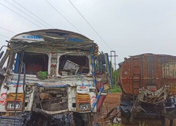 Jamshedpur rural nh accident – बहरागोड़ा के एनएच 18 पर ट्रक और अलकतरा लदे टैंकर में टक्कर, केबिन में फंसा ट्रक चालक Jamshedpur rural nh accident – बहरागोड़ा के एनएच 18 पर ट्रक और अलकतरा लदे टैंकर में टक्कर, केबिन में फंसा ट्रक चालक