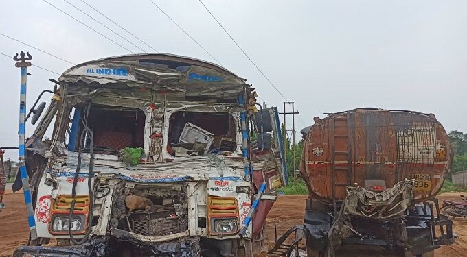 Jamshedpur rural nh accident – बहरागोड़ा के एनएच 18 पर ट्रक और अलकतरा लदे टैंकर में टक्कर, केबिन में फंसा ट्रक चालक