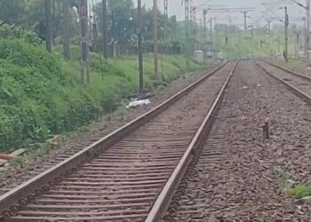 Jamshedpur suicide – परसुडीह में ट्रेन से सामने कूद कर महिला ने दी जान, दो टुकड़ों में बटा शरीर Jamshedpur suicide – परसुडीह में ट्रेन से सामने कूद कर महिला ने दी जान, दो टुकड़ों में बटा शरीर